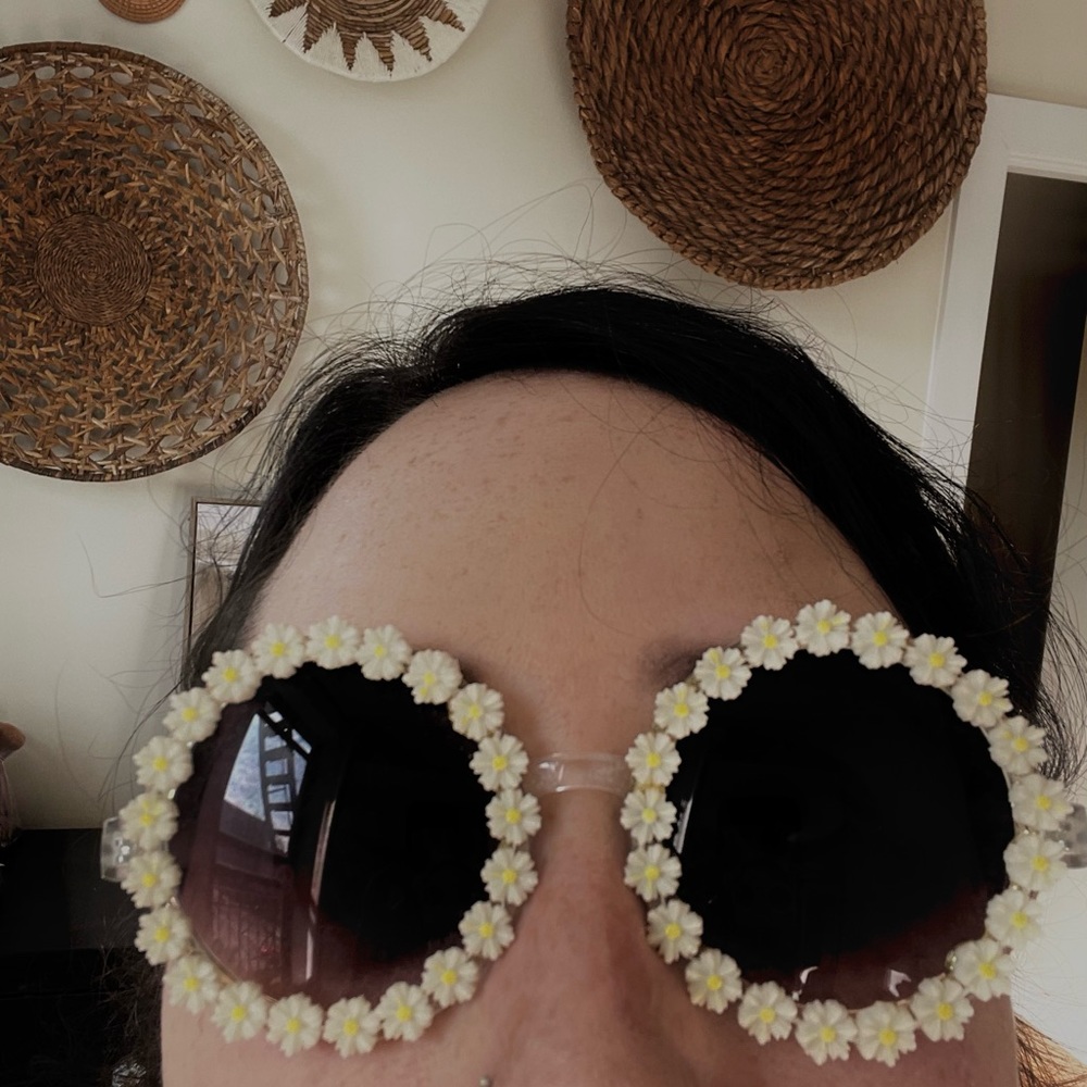 Daisy Festival Sunglasses - Picture 3 of 3